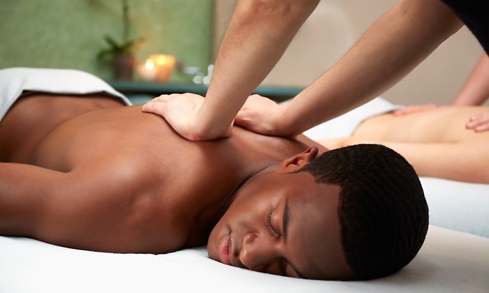 Bodybuilderin Taetowierte Wald Massage