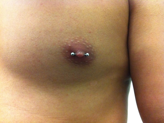 Piercing zwischen der brust